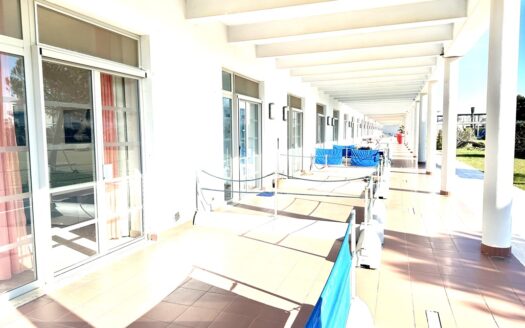 Bilocale con patio, giardino e 2 posti auto