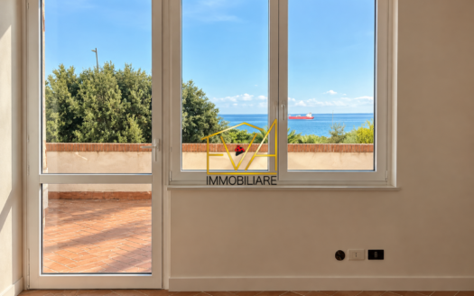 ANTIGNANO – Residenza di prestigio con grande terrazza panoramica vista mare. Libera subito.
