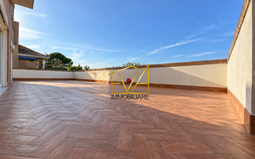 ANTIGNANO – Residenza di prestigio con grande terrazza panoramica vista mare. Libera subito.